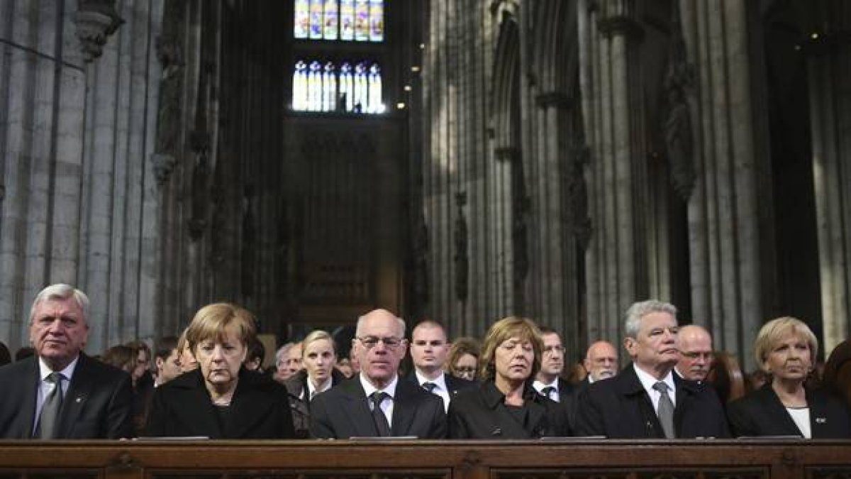 El jefe del gobierno de Hesse, Volker Bouffier; la cancillera alemana, Angela Merkel; el presidente del Bundestag, Norbert Lammert; el presidente alemán, Joachim Gauck y su pareja Daniela Schadt, y la jefa del gobierno de Renania del Norte Westfalia, Hann-Foto:  EFE / OLIVER BERG