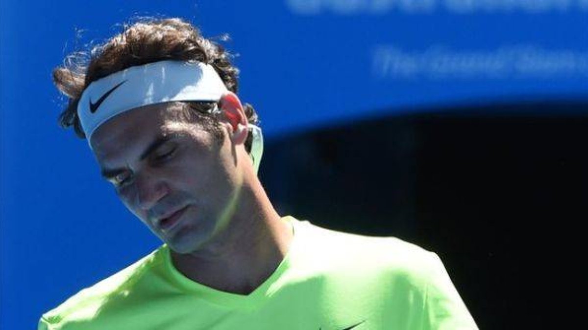 Roger Federer, tras perder un punto durante su partido de tercera ronda contra Andreas Seppi.-Foto: AFP / MAL FAIRCLOUGH