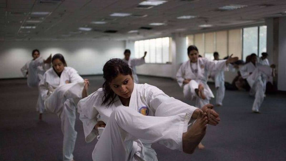 Entrenamiento de las mujeres de la nueva unidad de policía contra los violadores.-Foto: Rebecca Conway / AFP