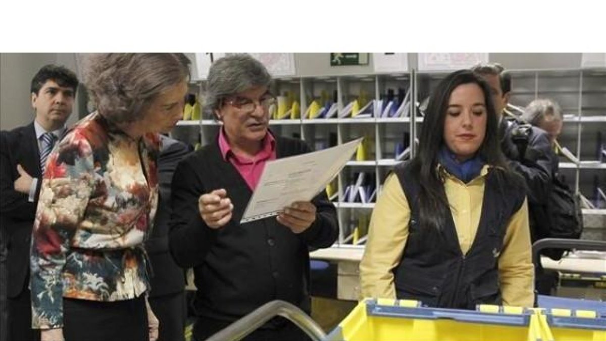 La reina emérita Sofía en las instalaciones del Grupo Correos en la calle Chile de Madrid.-EFE / J. J. GUILLÉN