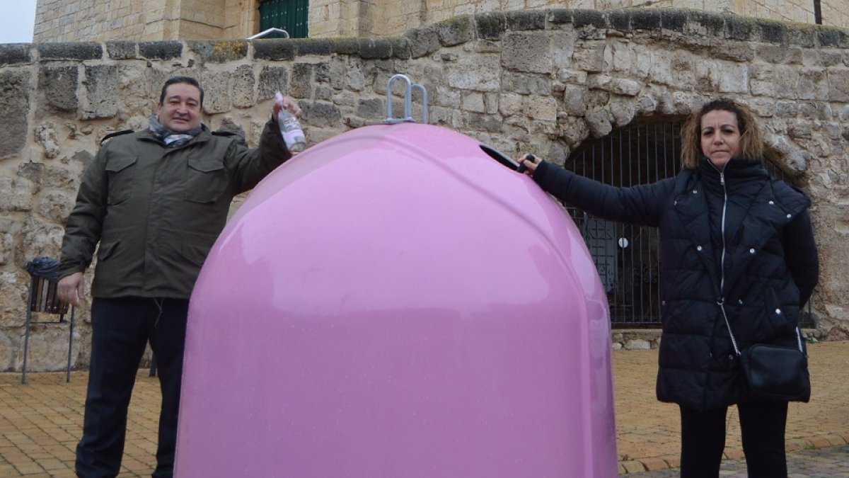 Cigales instala dos contenedores de vidrio rosas para fomentar el reciclaje y la prevención del cáncer de mama.- E. M.