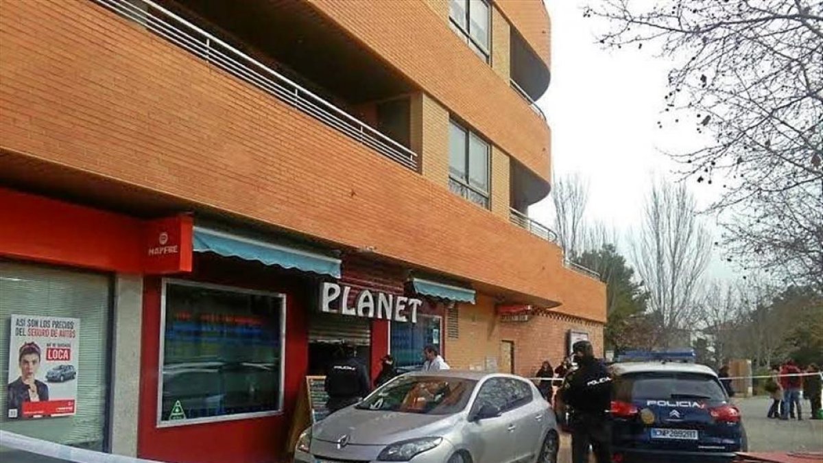 Agentes de Policía, ayer, realizan pesquisas en el bar ‘Planet’ de Zaragoza donde ocurrieron los hechos.-EL MUNDO