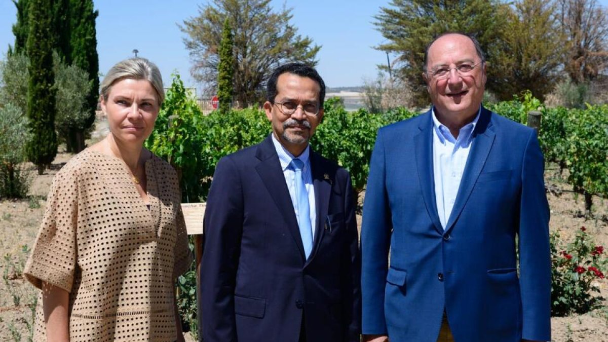 El presidente de la APD en Castilla y León, Carlos Moro, y la directora territorial de CaixaBank, Belén Martín, junto al embajador de Indonesia en España, Muhammmad Najib, en Emina. / ICAL