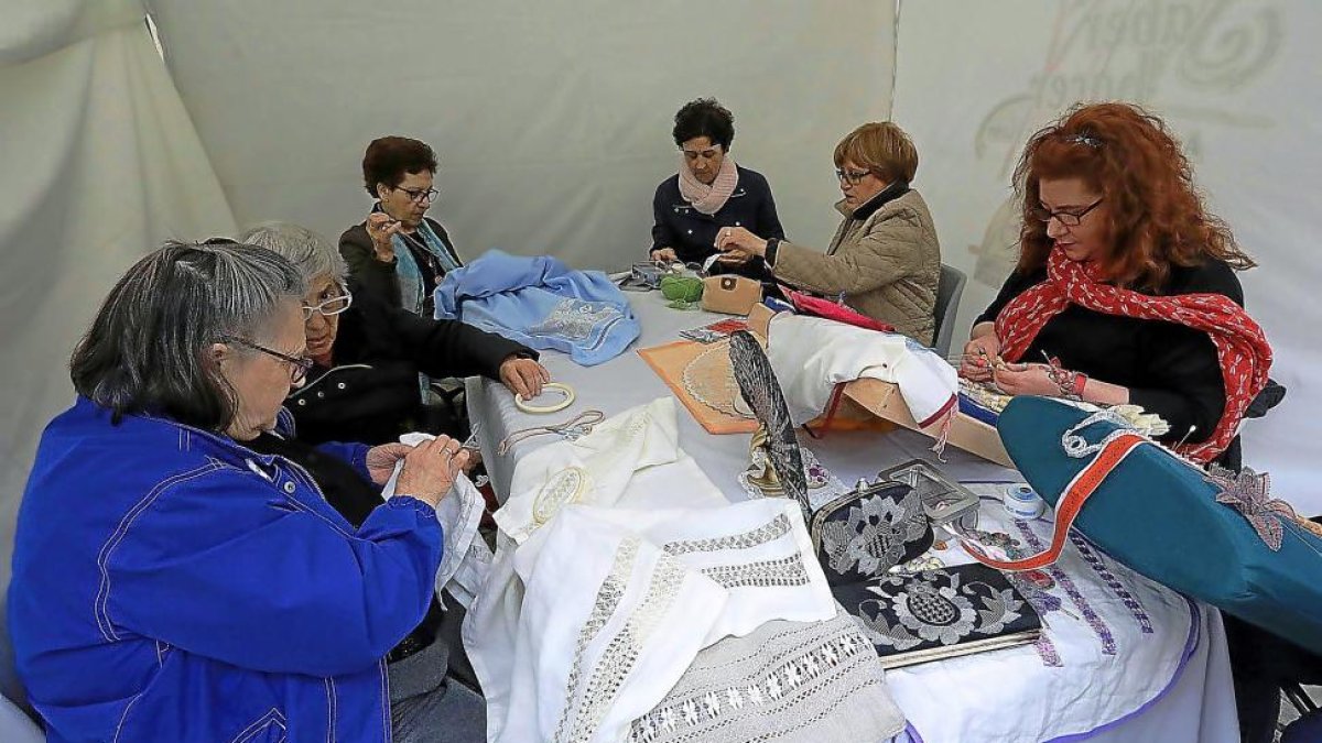 Participación de varias mujeres en un Taller de Costura en el Mercado Medieval-Pablo Requejo