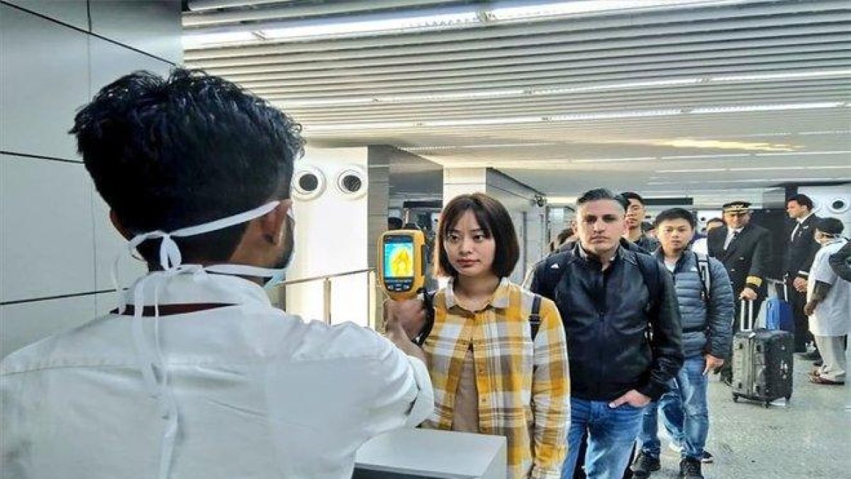 Pruebas a los pasajeros para detectar posibles casos del coronavirus de Wuhan.-AFP