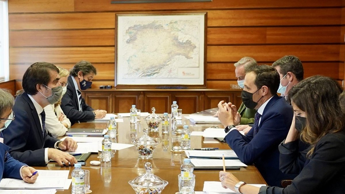 Un momento de la reunión entre el consejero de Fomento y Medio Ambiente, Juan Carlos Suárez-Quiñones, y el presidente de la Diputación de Valladolid, Conrado Íscar. - EP