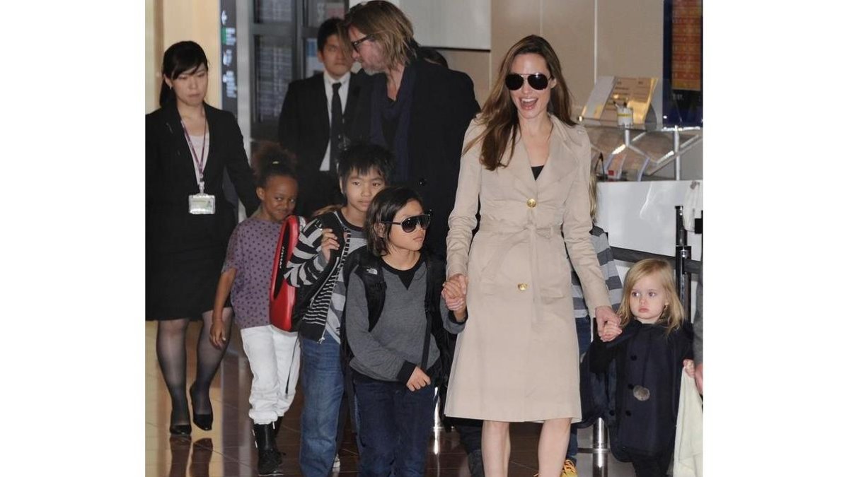 Una imagen de archivo de Brad Pitt y Angelina Jolie con sus hijos.-AP / TORU YAMANAKA