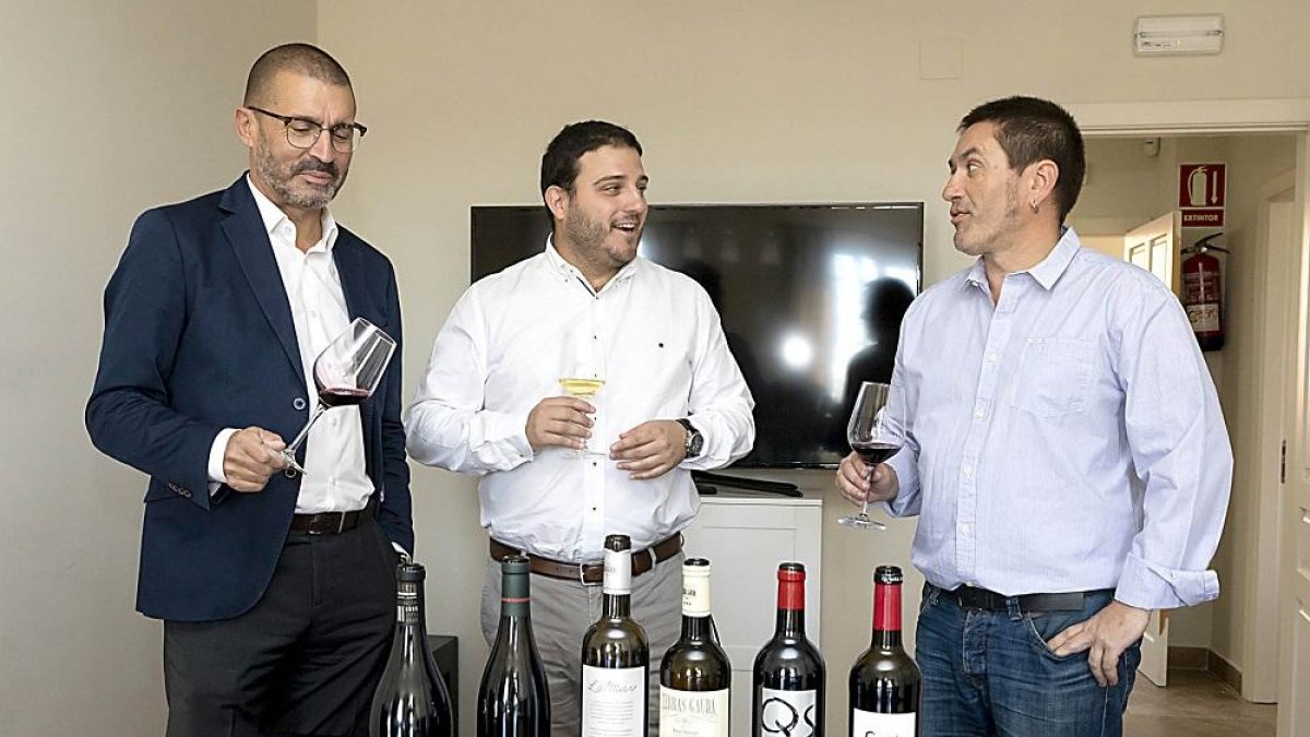 Responsables de la Bodega Quinta Sardonia catan vino elaborado con técnicas de sostenibilidad.-PABLO REQUEJO