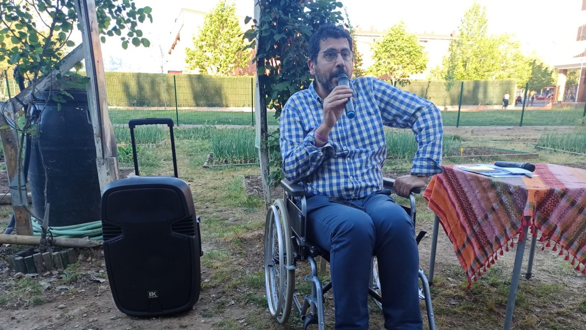 Alberto Bustos en silla de ruedas durante un acto en el barrio de La Rondilla el pasado 21 de abril. Twitter: Alberto Bustos