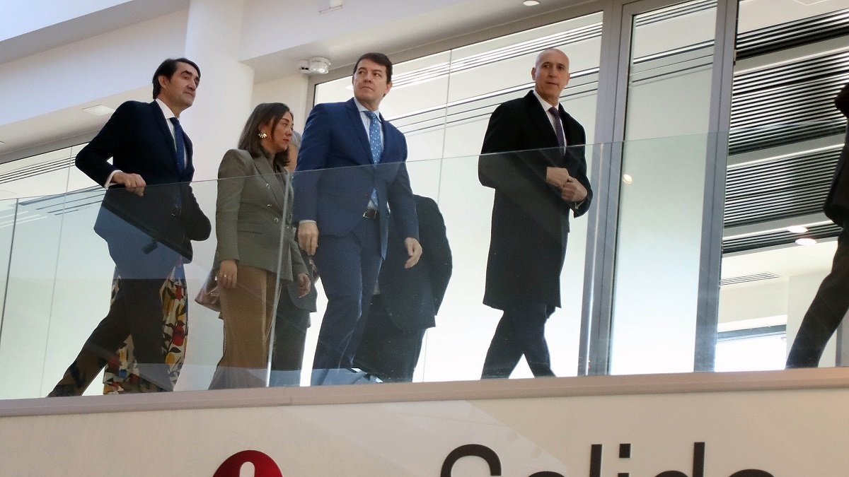 El presidente de la Junta de Castilla y León, Alfonso Fernández Mañueco, visita las obras de remodelación y modernización de la estación de autobuses de León acompañado por el consejero de Medio Ambiente, Juan Carlos Suárez Quiñones y el alcalde, José Antonio Díez.- ICAL