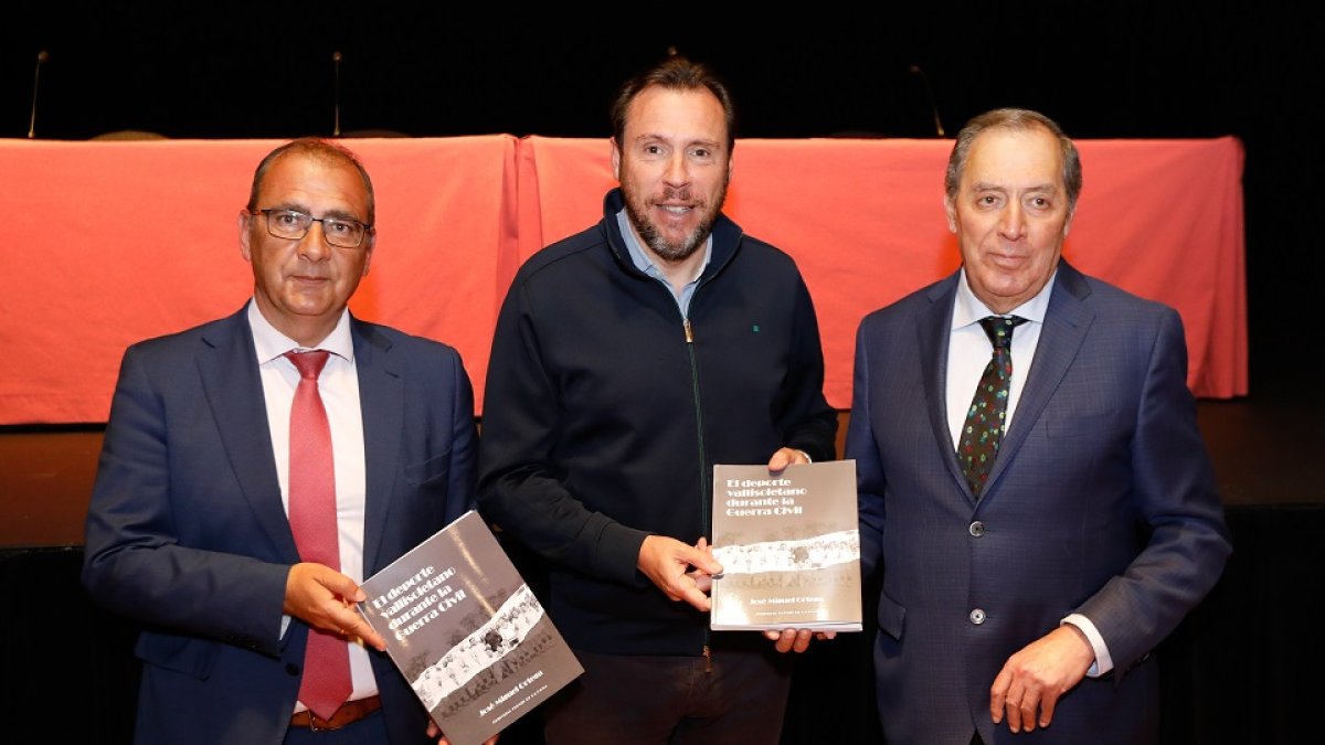 Gallardo, Óscar puente y el autor José Miguel Ortega, con el libro 'El deporte vallisoletano en la Guerra Civil'. / J. M. LOSTAU