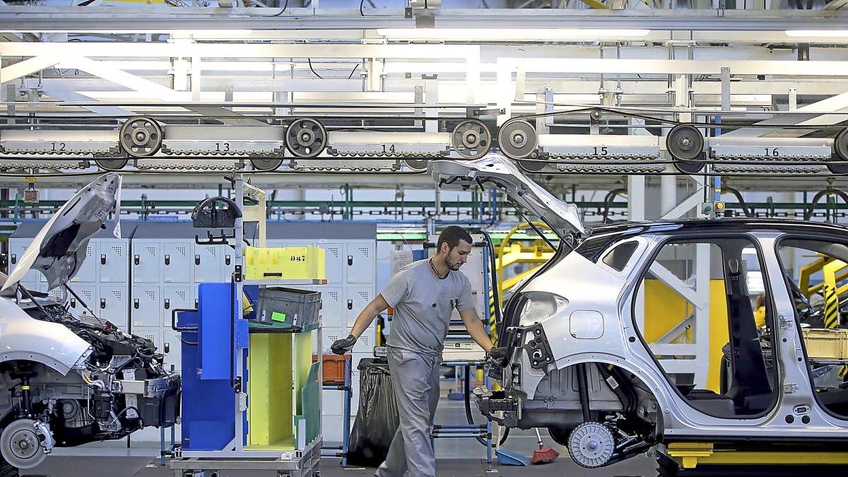 Un trabajador en la fábrica de Renault en Valladolid, en una imagen de archivo.-ICAL