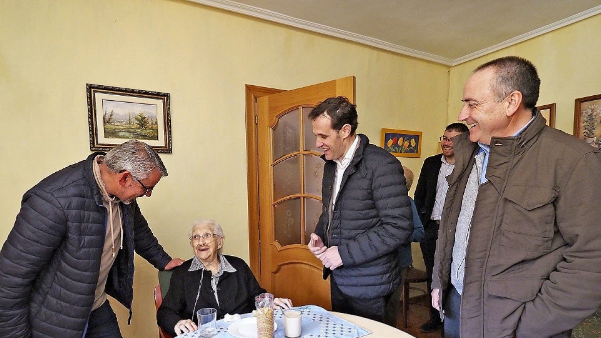 Íscar visita junto a Valdivieso a la centenaria Lucía Burgos, de 103 años, ayer en Valdunquillo. EL MUNDO