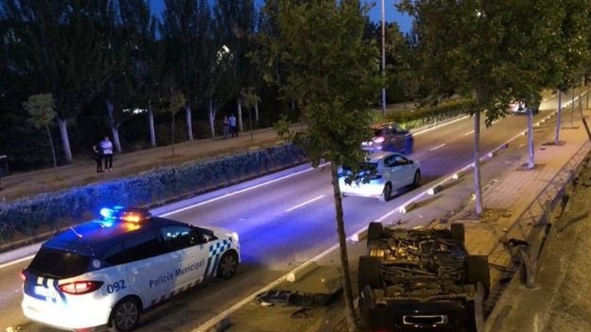 Dos jóvenes resultan heridos tras la salida de vía del turismo en el que viajaban. - POLICÍA LOCAL DE VALLADOLID