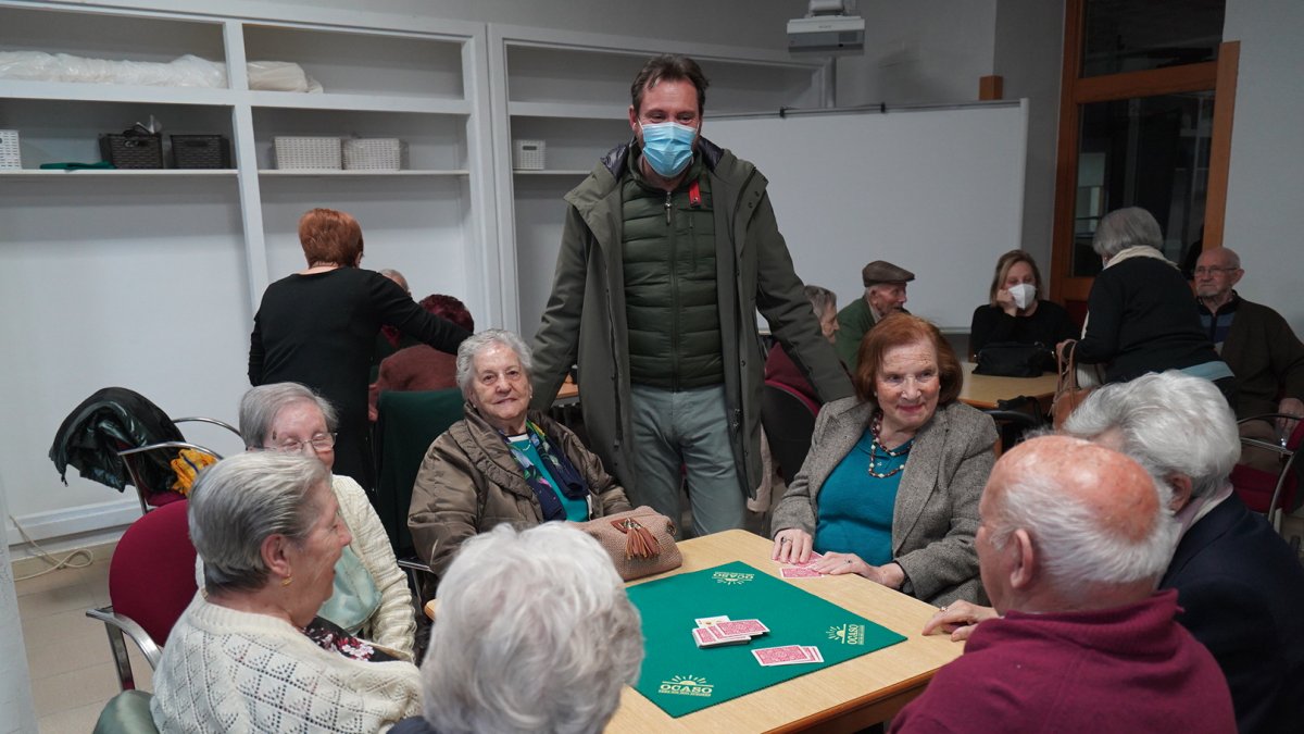 Óscar Puente visitó a los mayores para felicitarles la Navidad. E.M.