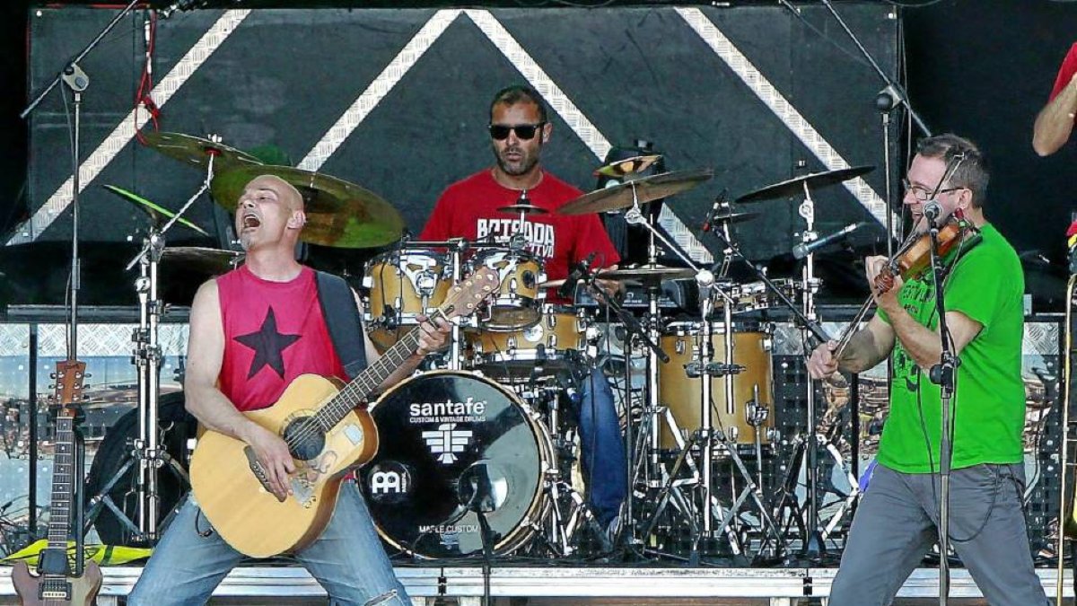 Jesús Cifuentes maneja su guitarra con fruición durante el concierto de Celtas Cortos, en el escenario de la campa de Villalar-J. M. Lostau