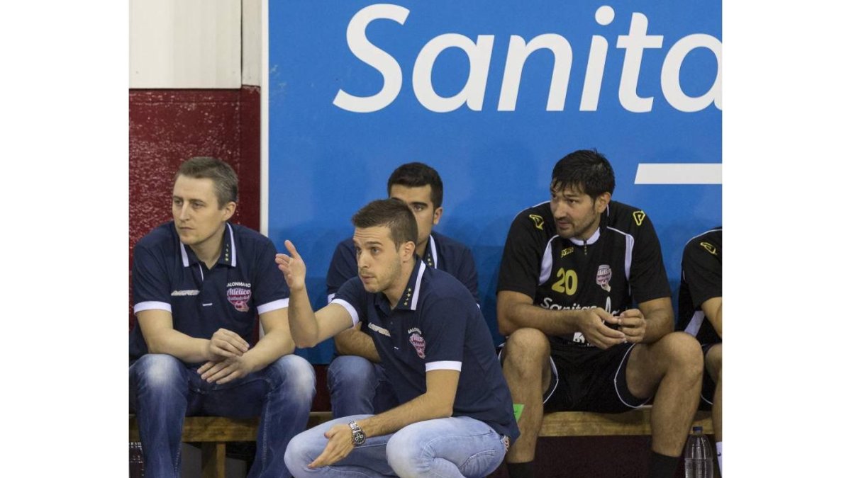 Nacho González da instrucciones a sus jugadores en un momento del partido-M. A. SANTOS / PHOTOGENIC