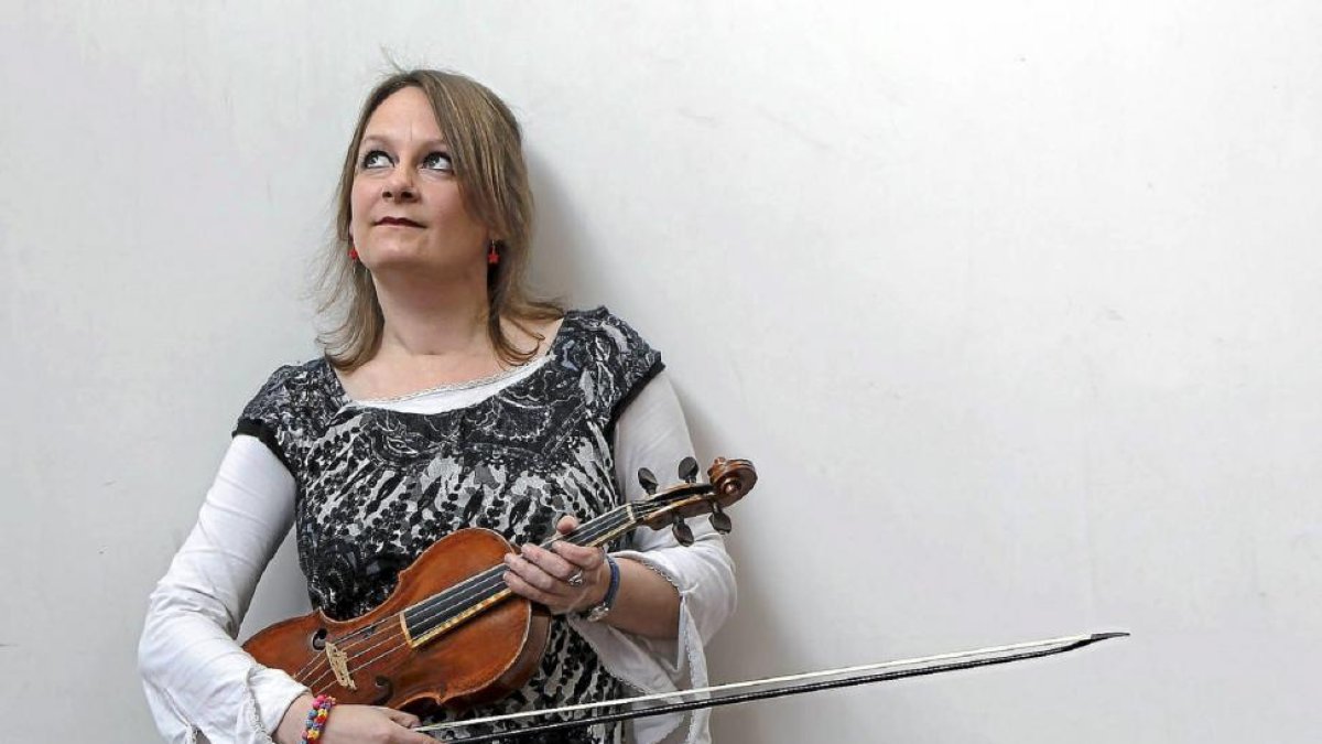 Elizabeth Moore, violinista de la Oscyl, ayer, en el Auditorio Miguel Delibes.-J. M. Lostau