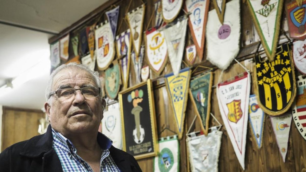 Pedro Santana posa frente a una pared llena de banderines, recuerdo de los miles de partidos jugados por el casi extinto  UD San Carlos.-MIGUEL ÁNGEL SANTOS