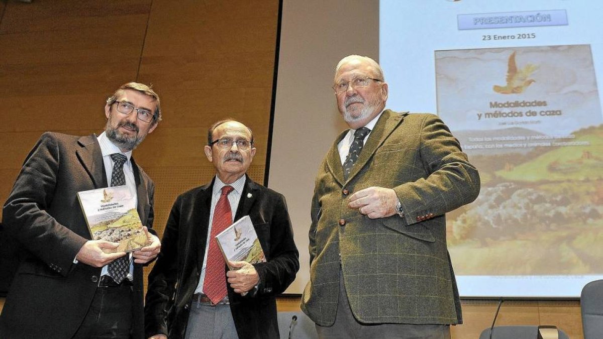 El director general de Medio Natural de la Junta de Castilla y León, José Ángel Arranz (i), y el presidente de la Federación de Caza de la Comunidad, Santiago Iturmendi (d) durante la presentación del libro 'Modalidades y Métodos de caza', de José Luis Ga-Nacho Gallego