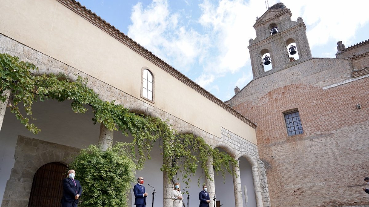 El consejero de Cultura y Turismo, Javier Ortega, visita el monasterio de Las Claras en Tordesillas con la presidenta de Patrimonio Nacional, Llanos Castellanos. - ICAL