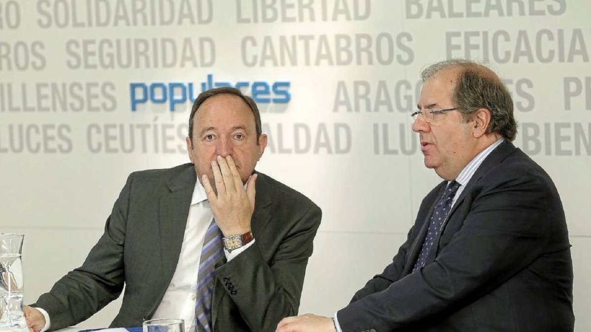 Los presidentes de Castilla y León Juan Vicente Herrera y de La Rioja, Pedro Sanz durante el Comité Ejecutivo del PP.-ICAL