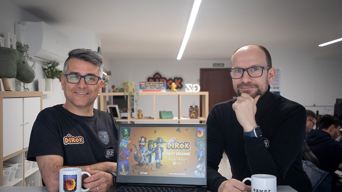 Iván José Gómez y Jordi Mesa, cofundadores de Gamez Studio, muestran una parte del videojuego. - EL MUNDO