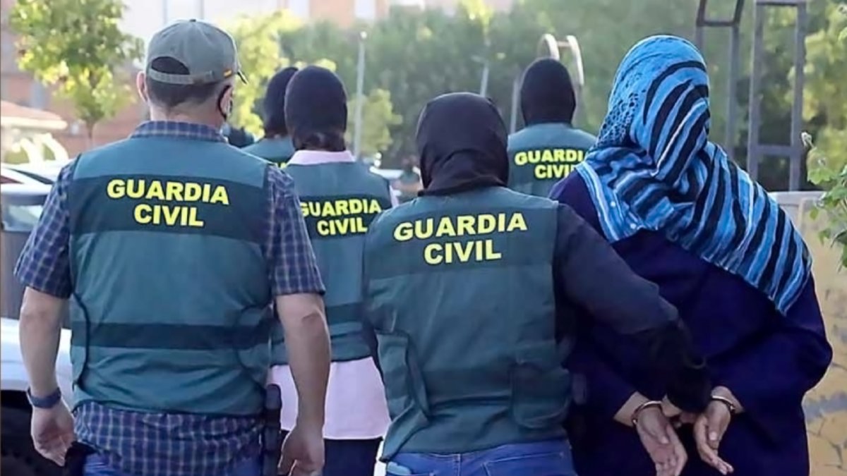Agentes del Servicio de Información de la Guardia Civil detienen el pasado 11 de julio a la jihadista en Tudela. G.C.