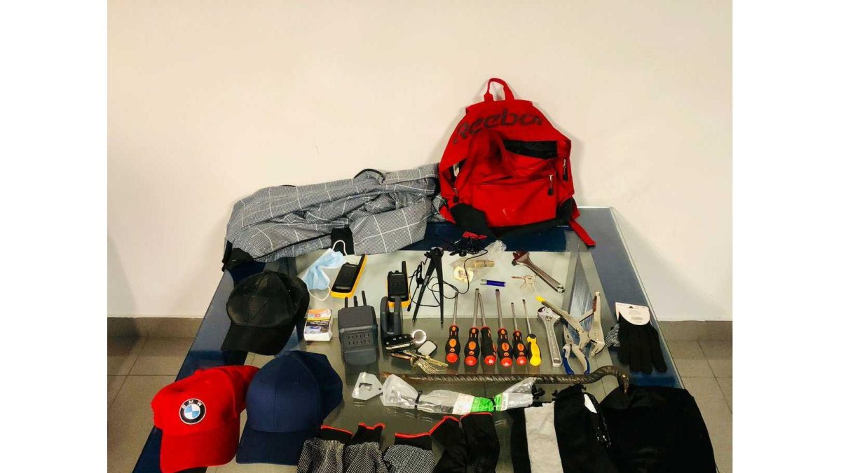 Mochila, herramientas y material incautado a los presuntos autores. - Policía de Valladolid