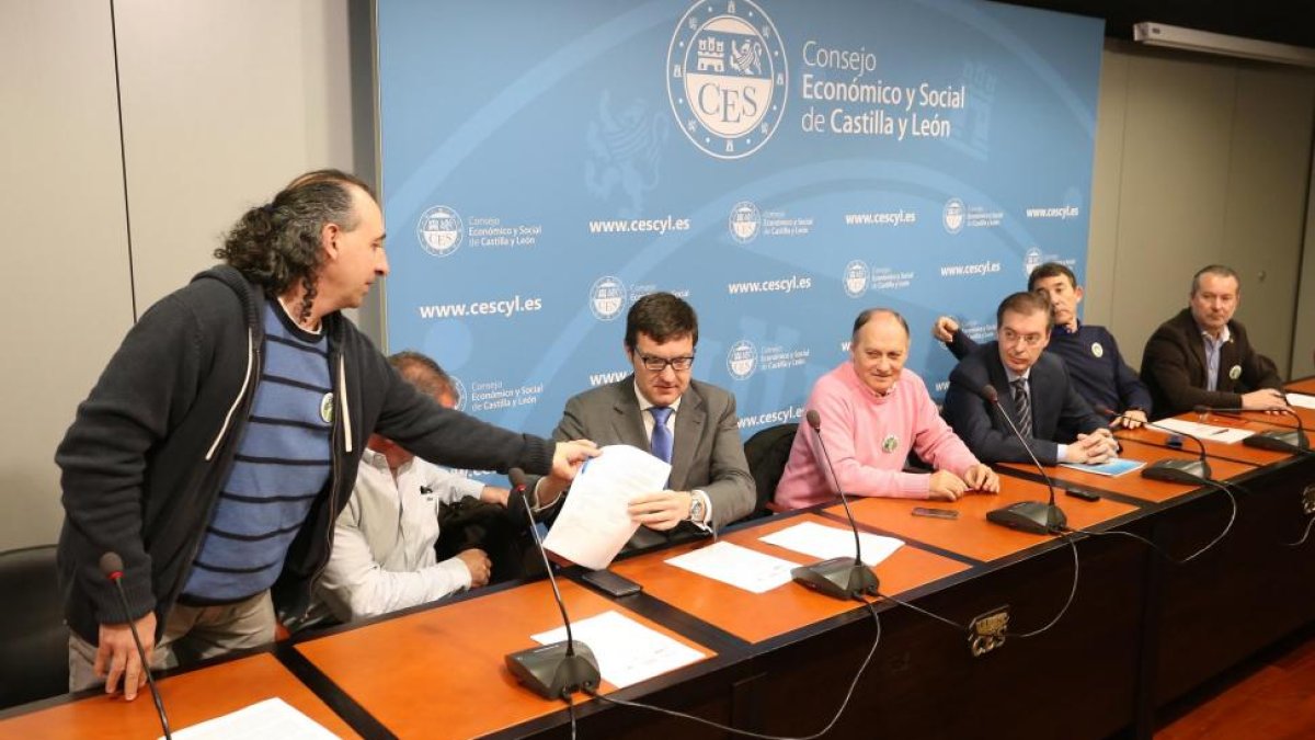 Los sindicatos UGT y CCOO Castilla y León, la Confederación de Empresarios de Castilla y León (Cecale) y las organizaciones profesionales agrarias (OPAs) Upa, Coag, Asaja y Unión de Campesinos de Castilla y León firman un documento de apoyo.-ICAL