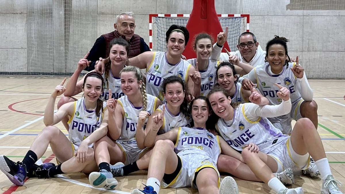 Ponce Valladolid celebrando su ascenso a Liga Femenina 2. / EL MUNDO