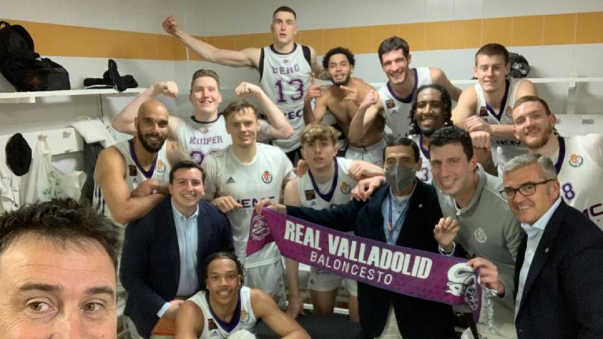 Jugadores y cuerpo técnico celebran la victoria en el vestuario del Javier Imbroda de Melilla. / UEMC RV