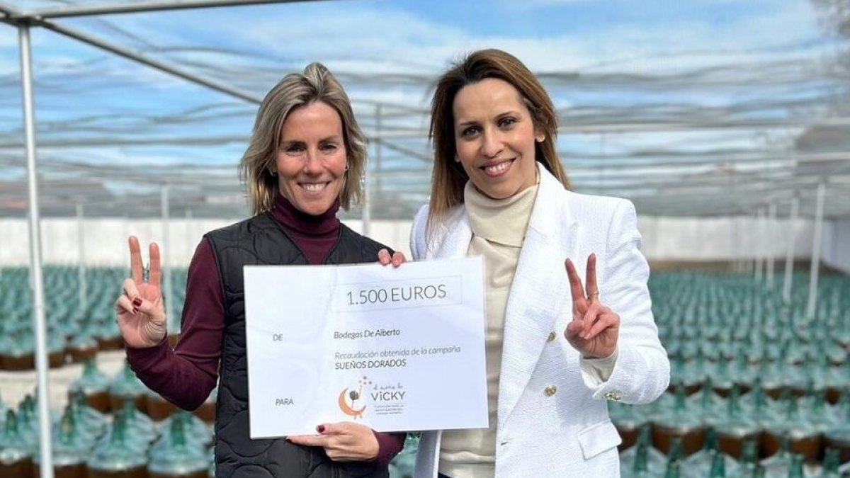 Alexandra Sannwald y Carmen San Martín tras la donación de 1.500 euros para investigación del cáncer infantil. / E.M.