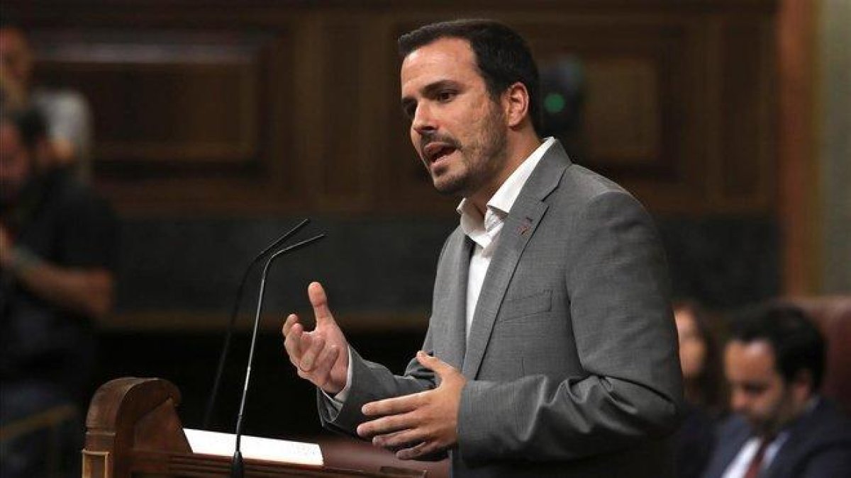 Alberto Garzón, líder de Izquierda Unida, en su intervención durante la primera ronda de la investidura de Pedro Sánchez.-KIKO HUESCA (EFE)
