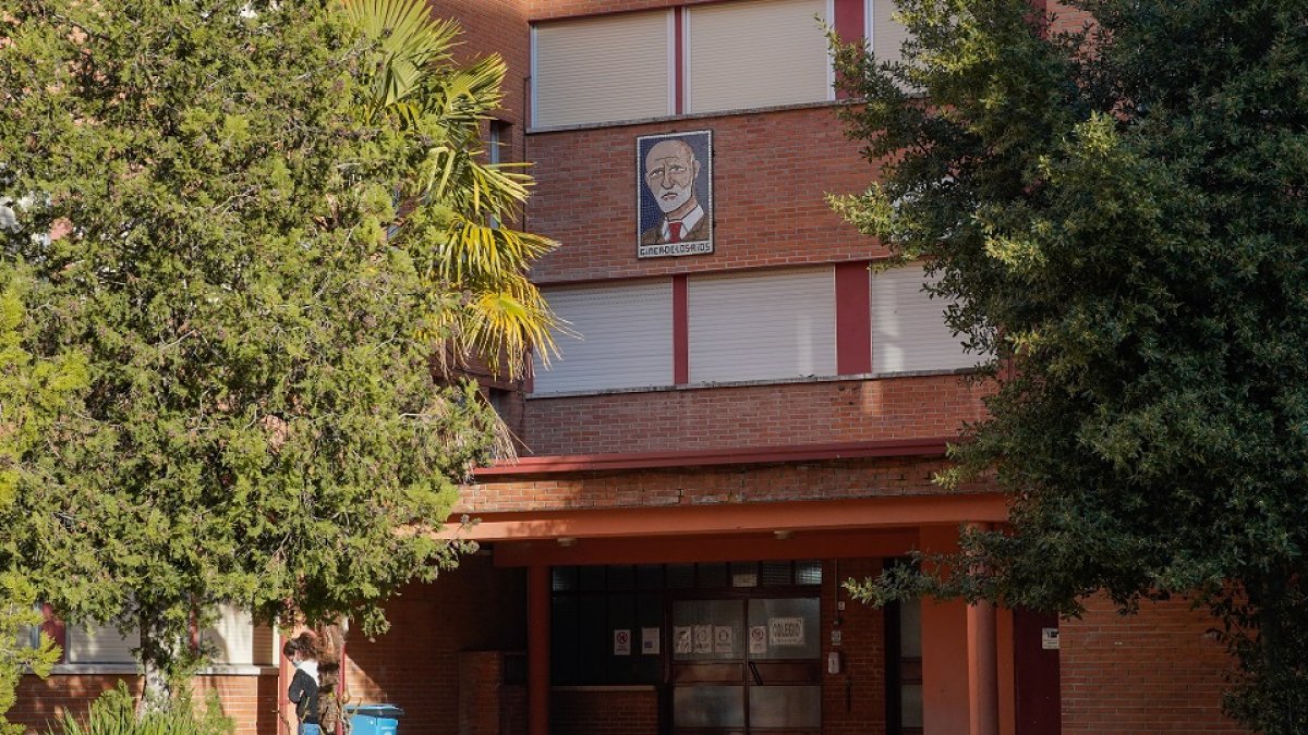 La imagen de Francisco Giner de los Ríos preside la entrada del colegio que lleva su nombre en Huerta del Rey.- J.M. LOSTAU