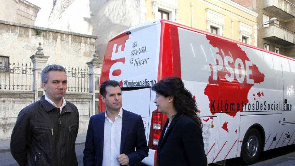 El secretario provincial del PSOE de Valladolid, Javier Izquierdo, y la número dos en la candidatura municipal, Ana Redondo, acompañan al candidato del PSCyL-PSOE a la Presidencia de la Junta, Luis Tudanca en la campaña 'Kilómetros de socialismo'-Ical