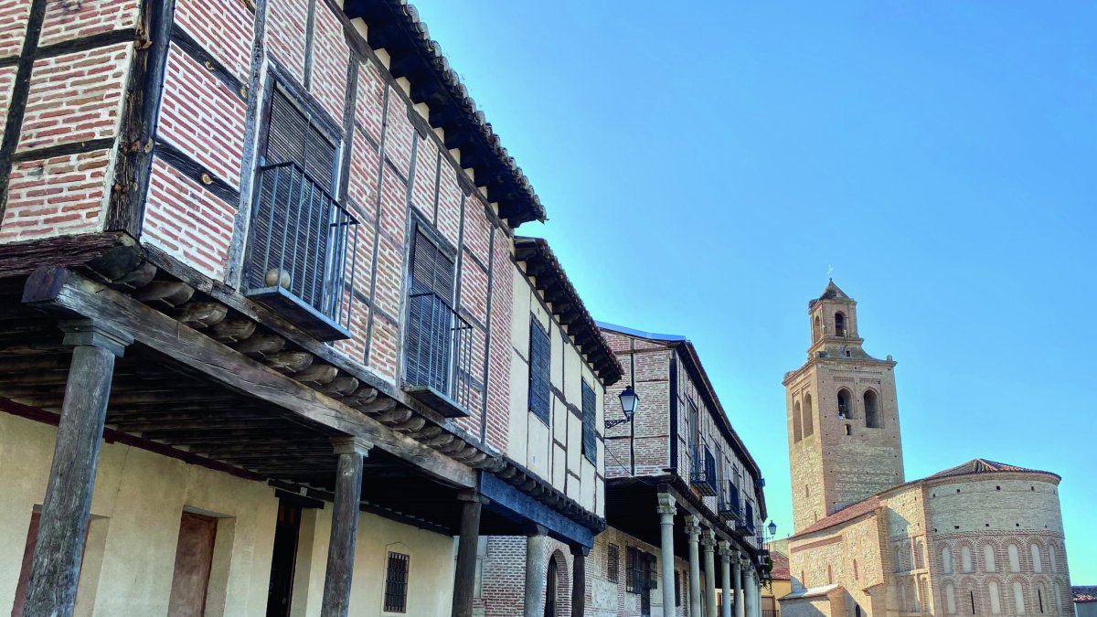 Plaza porticada de la villa de Arévalo con la iglesia de Santa María la Mayor en el fondo de la imagen. / e.m.