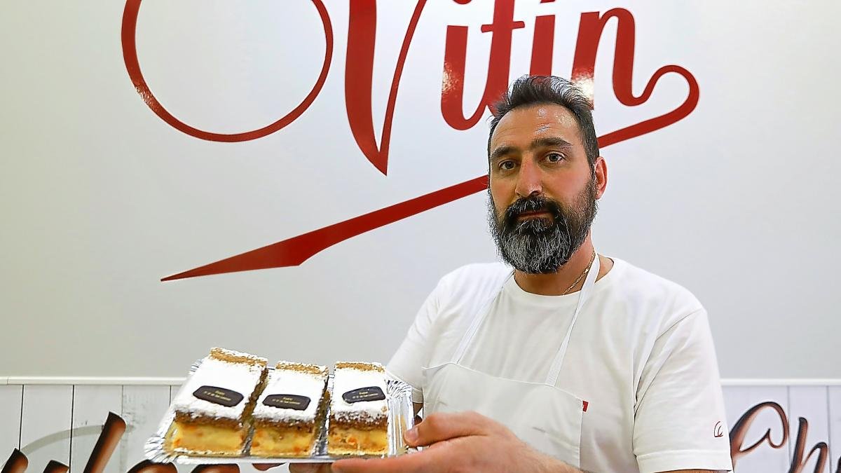 El presidente de los confiteros de Valladolid, Rafael Mesonero, muestra el postre de La Virgen de San Lorenzo en Vitín.-J.M. LOSTAU