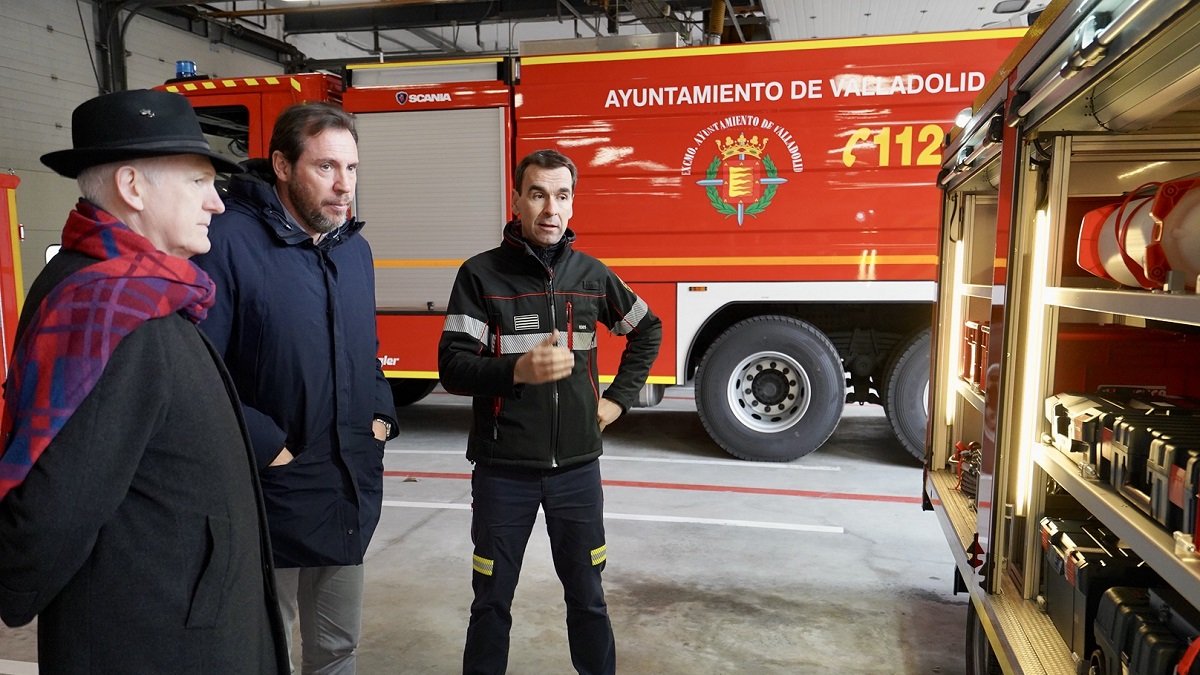 Puente, durante la presentación de los nuevos vehículos en enero con el concejal Alberto Palomino y el jefe de bomberos.- E. M.