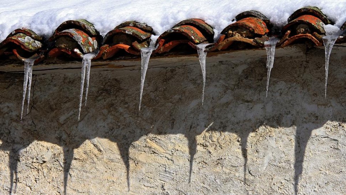 Carámbanos de hielo en una casa de Castro de Cepeda (León)-ICAL