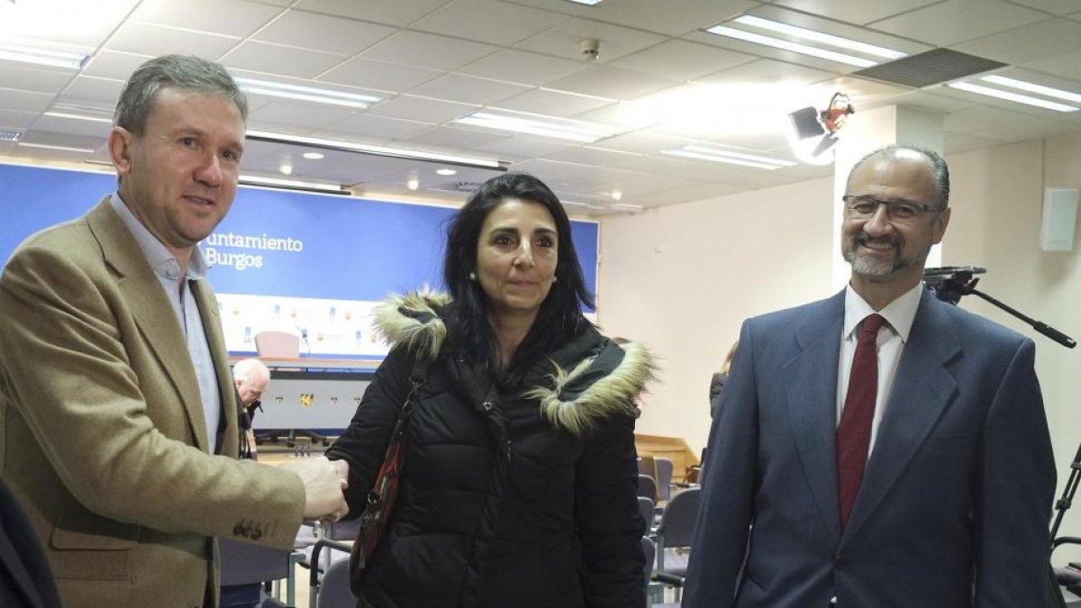 Javier Lacalle, Gloria Bañeres y Luis Fuentes, en la firma del acuerdo.-ICAL