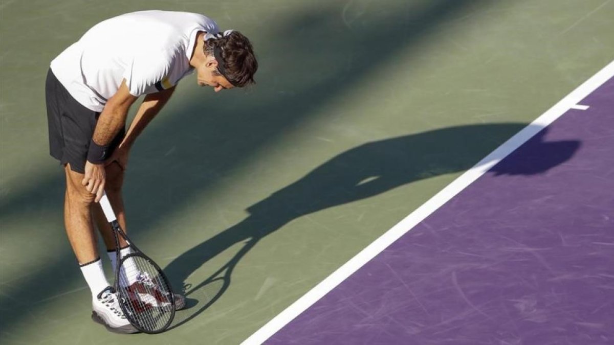 Roger Federer parece lamentarse tras perder un punto ante Thanasi Kokkinakis en el torneo de Miam-EFE