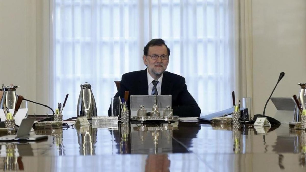 El presidente del Gobierno, Mariano Rajoy, en la primera reunión del nuevo Consejo de Ministros de esta legislatura.-EFE / CHEMA MOYA