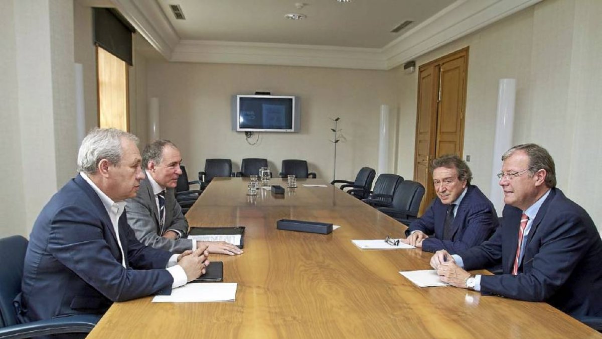 José Antonio González, Eduardo López Sendio, De Santiago-Juárez y Antonio Silván, en la primera reunión.-ICAL