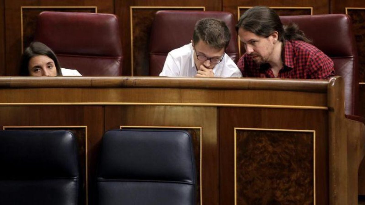 Pablo Iglesias e Íñigo Errejón conversan durante el pleno del Congreso.-JOSE LUIS ROCA