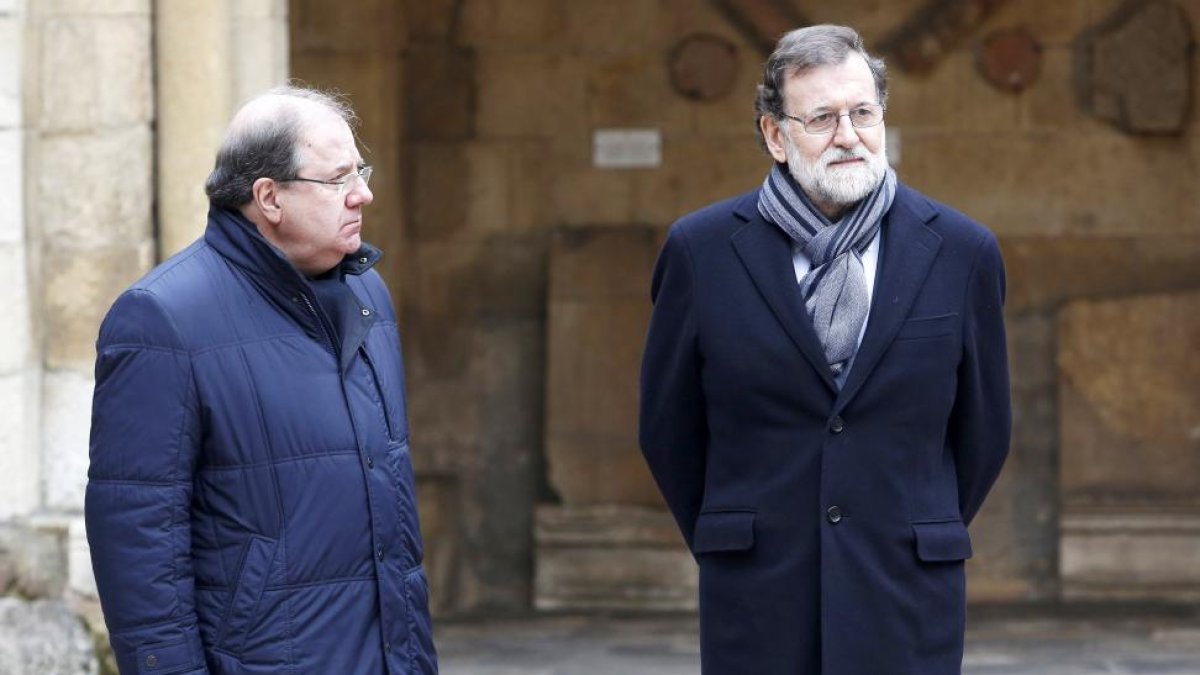 Juan Vicente Herrera acompaña al presidente del Gobierno, Mariano Rajoy, durante su visita a León.-ICAL