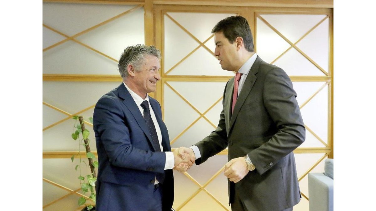 El alcalde de Arroyo, Sarbelio Fernández, saluda al consejero Ángel Ibáñez.-ICAL