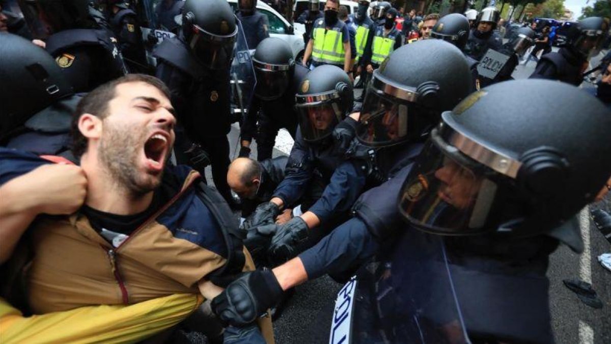 La Policía Nacional carga en la escuela Ramon Llull de Barcelona.-FERRAN NADEU