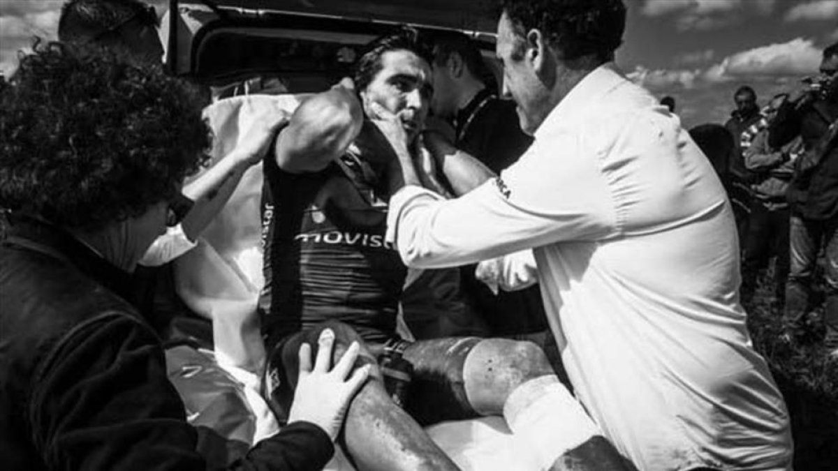 Fran Ventoso, consolado por su director García Acosta, en una ambulancia de la París-Roubaix.-TWITTER