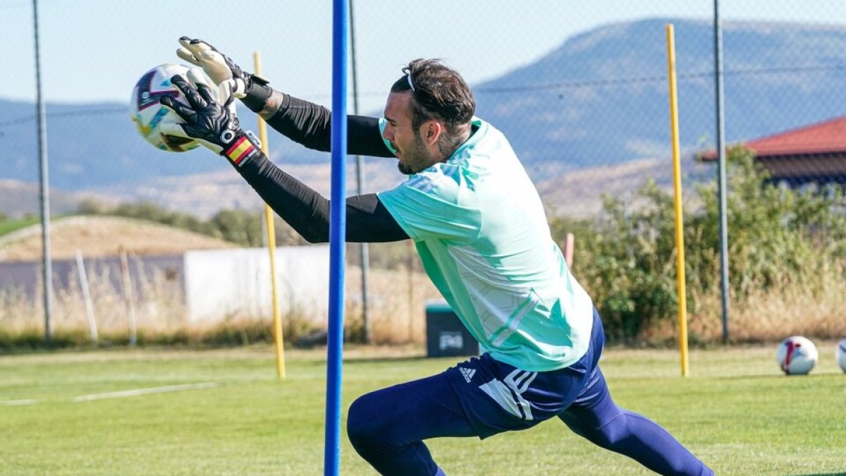 Roberto Jiménez detiene un balón en la concentración en San Rafael. REAL VALLADOLID /I. SOLA